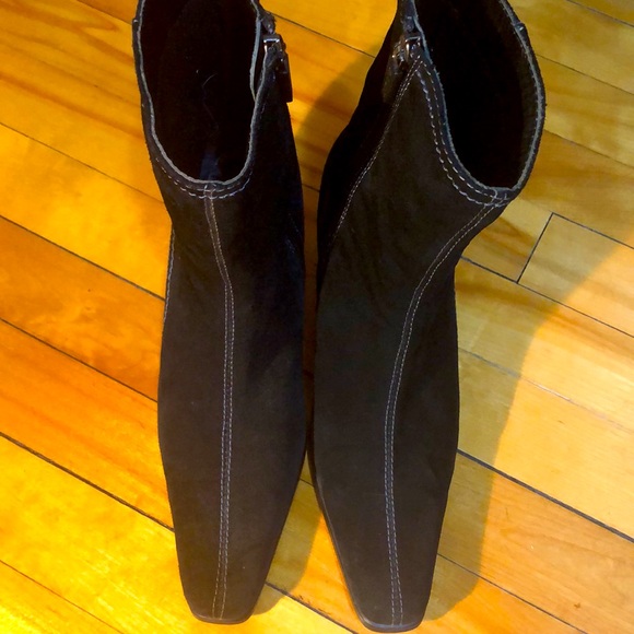 Valdini Suede Ankle Boots, Size 7. - Picture 6 of 9